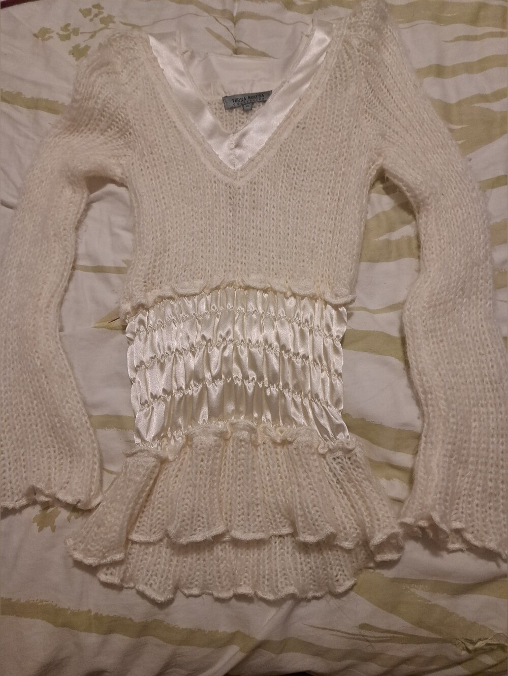 Terra Nostra White Knit V-Neck Layered Sweater with Satin Waist